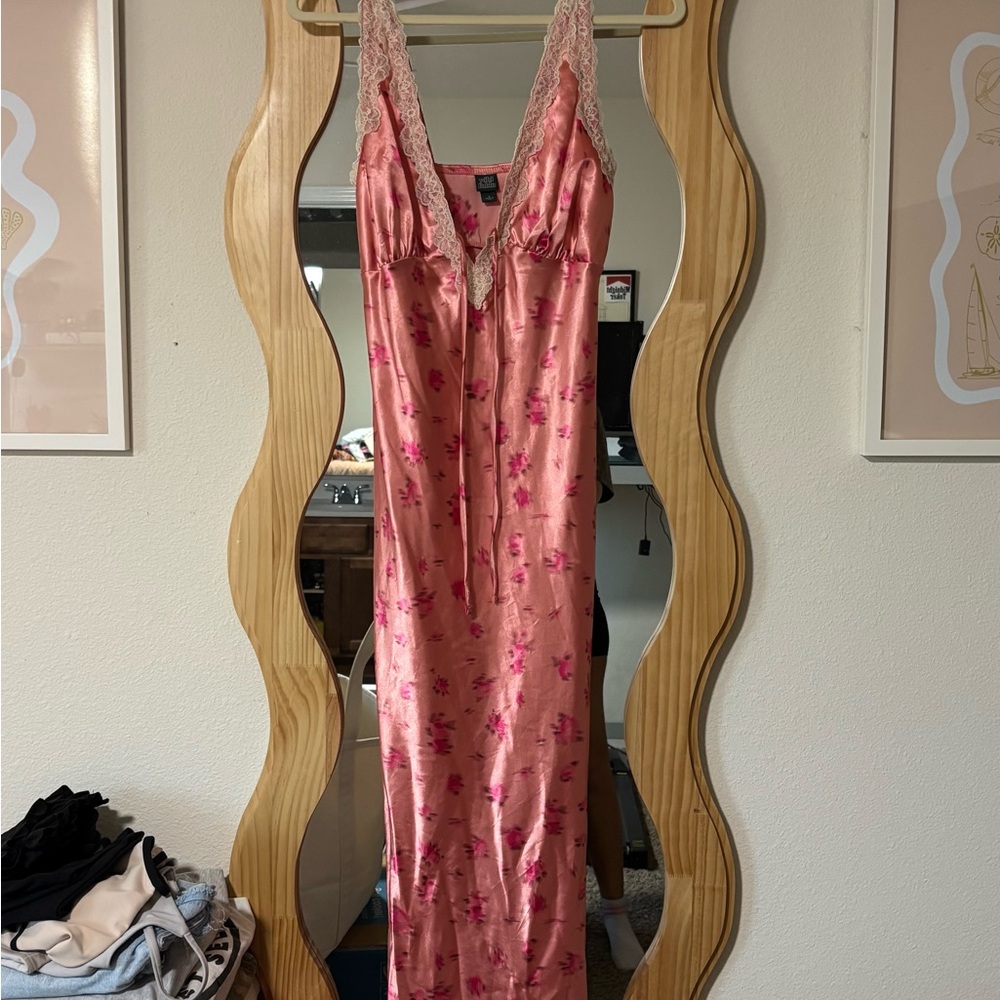 Elegant Pink Floral Lace-Trimmed Nightgown